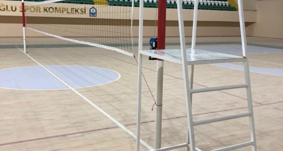 شبكة الكرة الطائرة ومقعد حكم الكرة الطائرة